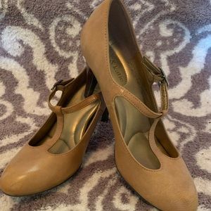 Kelly & Katie strap camel heels